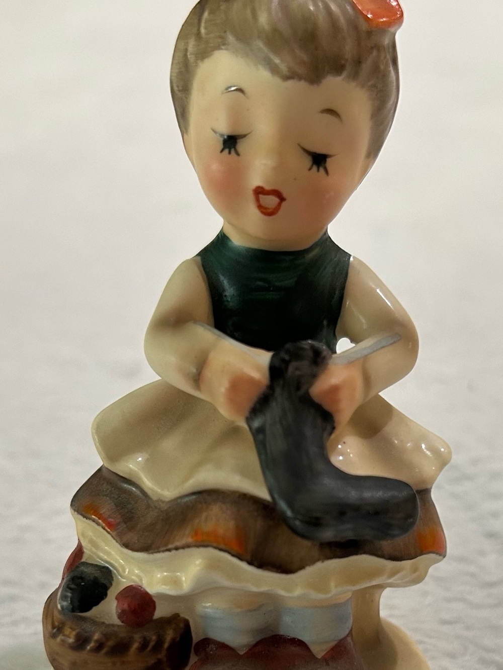 Vintage Napco Japan “Little Seamstress” Ceramic Figurine #AH901 4”